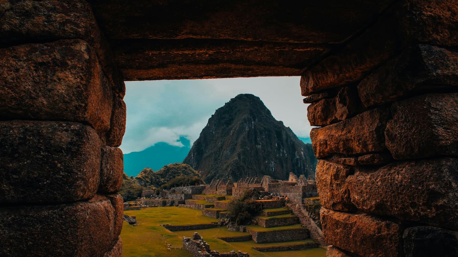 Machu Picchu al amanecer con niebla entre las montañas