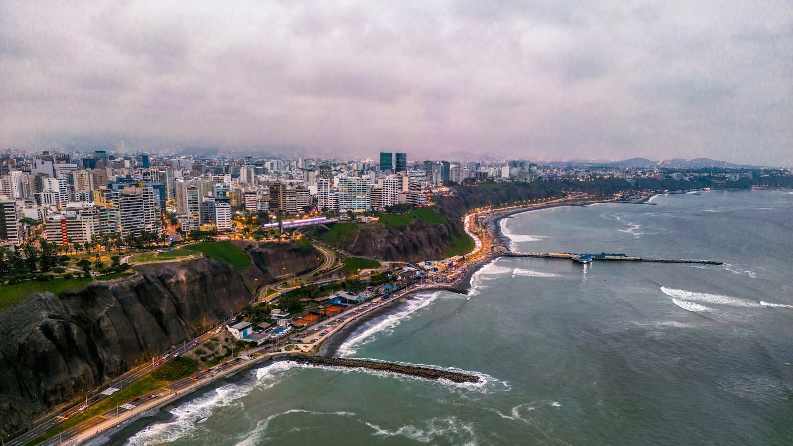 Acantilados de Miraflores con el océano Pacífico al fondo en Lima