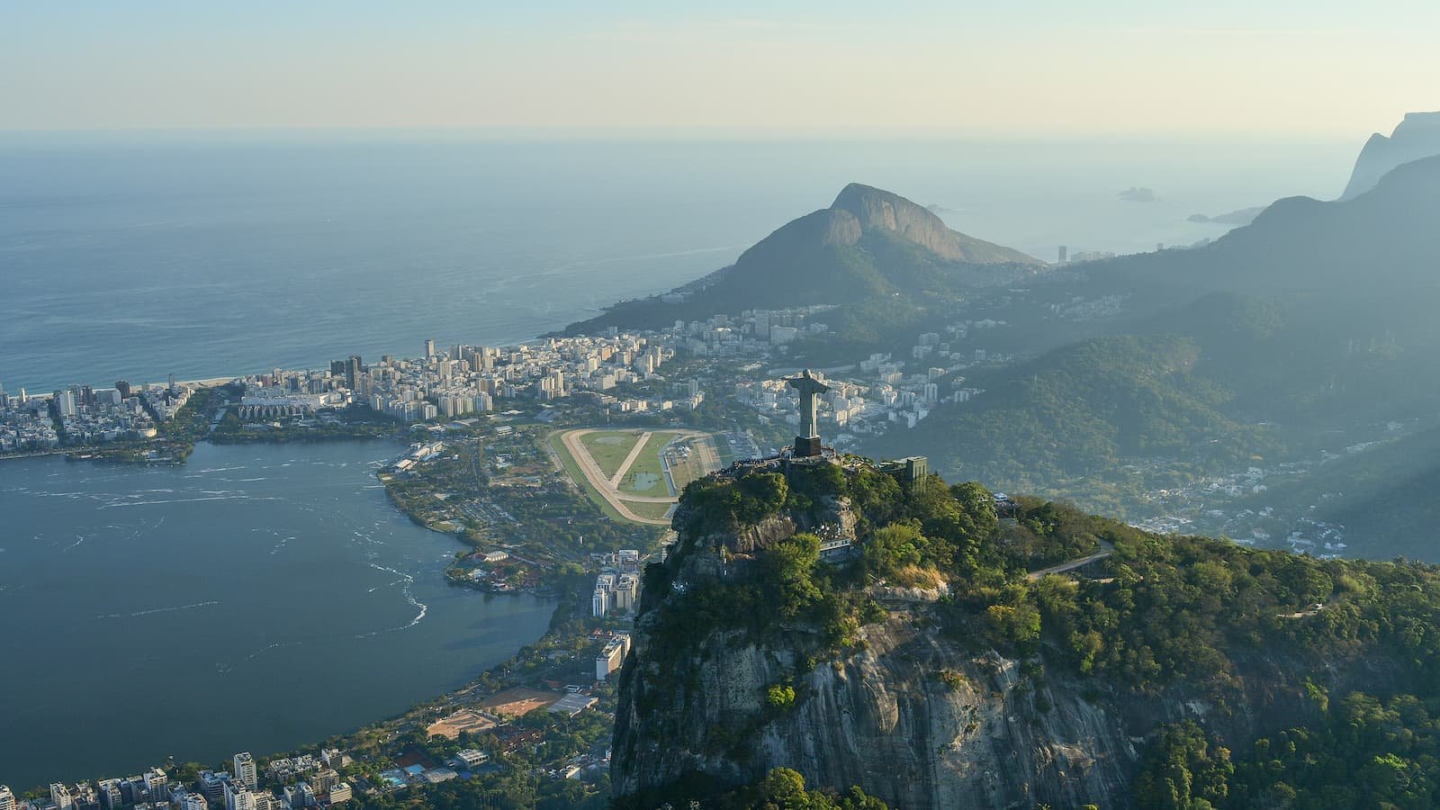 Vista aérea de Río de Janeiro con Pan de Azúcar y bahía de Guanabara