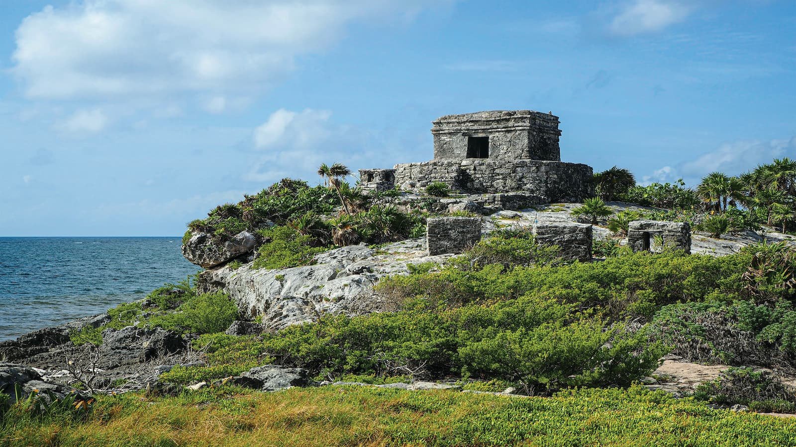 Ruinas mayas de Tulum sobre los acantilados del Caribe mexicano